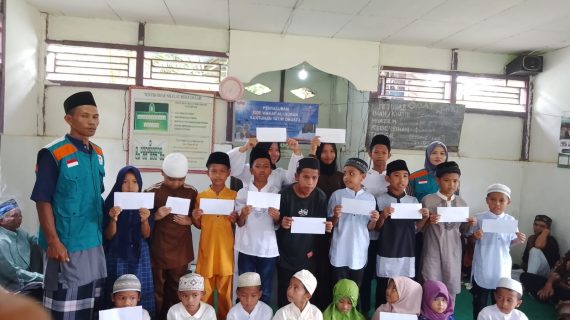 Penyaluran 1000 Wakaf AlQuran di Kalimantan TPA Baitul Ma`mur