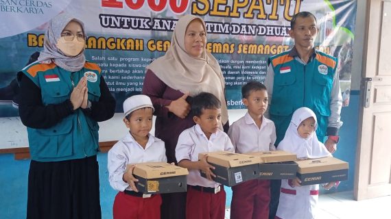 Penyaluran 1000 Sepatu Mi Syuhada Kalbar 28 Feb 2023